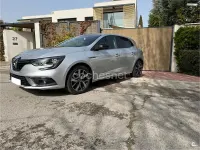 Usado Renault Mégane LIMITED 100 CV (73 kW) 2018 Gris / plata Berlina