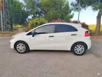 Usado Kia Rio 85 CV (62 kW) 2012 Blanco Berlina