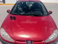 Usado Peugeot 206 70 CV (51 kW) 1999 Rojo Utilitario