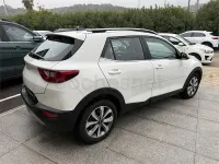 Usado Kia Stonic 100 CV (73 kW) 2025 Blanco SUV