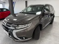 Usado Mitsubishi Outlander P-HEV 203 CV (149 kW) 2017 Beige SUV