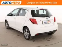 Usado Toyota Yaris Hybrid Active 101 CV (74 kW) 2016 Blanco Berlina