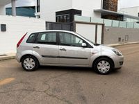 Usado Ford Fiesta Trend 90 CV (66 kW) 2007 Gris / plata Utilitario