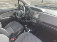 Usado Toyota Yaris Active 111 CV (81 kW) 2017 Rojo Berlina