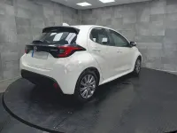 Usado Toyota Yaris Hybrid Active 116 CV (85 kW) 2022 Blanco Berlina