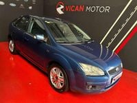 Begagnad Ford Focus Ghia 116 HK (85 kW) 2006 Blå Halvkombi