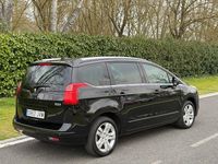 Usado Peugeot 5008 Allure 120 CV (88 kW) 2017 Negro Monovolumen