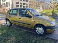 Usado Renault Clio II 60 CV (44 kW) 2001 Amarillo Berlina