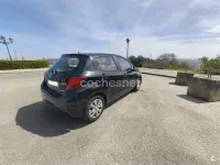 Usado Toyota Yaris Hybrid Active 100 CV (73 kW) 2017 Negro Berlina