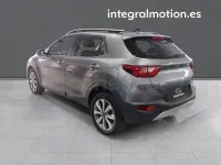 Usado Kia Stonic 100 CV (73 kW) 2024 Gris / plata SUV