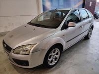 Usado Ford Focus Trend 115 CV (84 kW) 2007 Gris / plata Berlina