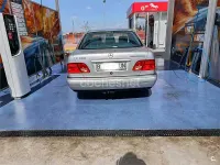 Usado Mercedes E300 Avantgarde 177 CV (130 kW) 1998 Gris / plata Berlina