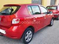 Usado Dacia Sandero 90 CV (66 kW) 2015 Granate Berlina
