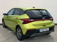 Usado Hyundai i20 100 CV (73 kW) 2025 Verde Utilitario