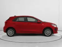 Usado Kia Rio 84 CV (61 kW) 2022 Rojo Berlina