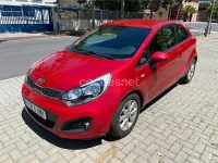 Usado Kia Rio 90 CV (66 kW) 2014 Rojo Berlina