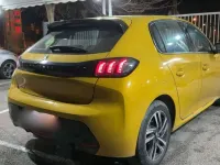 Usado Peugeot 208 Allure 100 CV (73 kW) 2020 Amarillo Utilitario