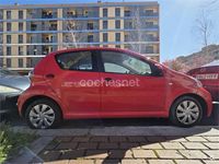 Usado Toyota Aygo City 68 CV (50 kW) 2012 Rojo Utilitario