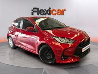 Usado Toyota Yaris Hybrid Active 116 CV (85 kW) 2023 Granate Berlina