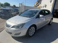 Usado Opel Astra Excellence 140 CV (102 kW) 2012 Gris / plata Berlina