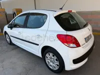 Usado Peugeot 207 70 CV (51 kW) 2010 Blanco Berlina