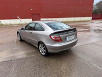 Usado Mercedes C200 122 CV (89 kW) 2008 Gris / plata Berlina