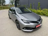 Usado Toyota Auris Hybrid Advance 136 CV (100 kW) 2017 Gris / plata Berlina