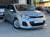 Usado Kia Rio 84 CV (61 kW) 2017 Gris / plata Berlina