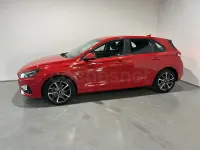 Usado Hyundai i30 110 CV (80 kW) 2023 Rojo Berlina