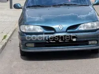 Usado Renault Mégane 90 CV (66 kW) 1998 Verde Berlina