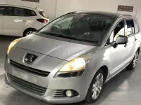 Usado Peugeot 5008 Active 115 CV (84 kW) 2013 Gris / plata Monovolumen