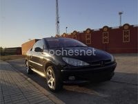 Usado Peugeot 206 110 CV (80 kW) 2001 Negro Descapotable
