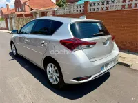 Usado Toyota Auris Hybrid Edition 136 CV (100 kW) 2017 Gris / plata Berlina