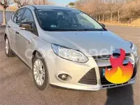 Usado Ford Focus Trend 100 CV (73 kW) 2012 Gris / plata Berlina