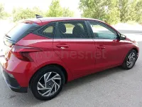 Usado Hyundai i20 79 CV (58 kW) 2025 Granate Utilitario