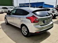 Usado Ford Focus Trend 100 CV (73 kW) 2012 Gris / plata Berlina