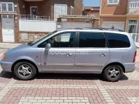 Usado Hyundai Trajet 172 CV (126 kW) 2005 Gris / plata Monovolumen
