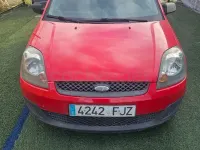 Usado Ford Fiesta Futura 80 CV (58 kW) 2007 Rojo Utilitario
