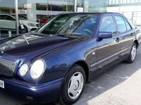 Usado Mercedes E270 170 CV (125 kW) 1999 Azul Berlina