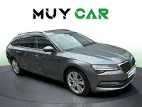 Usado Skoda Superb Style 150 CV (110 kW) 2022 Gris / plata Familiar