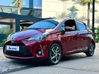 Usado Toyota Yaris Hybrid Advance 100 CV (73 kW) 2017 Granate Berlina