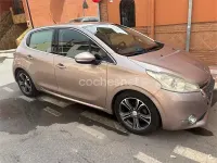 Usado Peugeot 208 Allure 95 CV (69 kW) 2012 Violeta / lila Utilitario