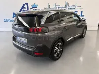 Usado Peugeot 5008 Allure 130 CV (95 kW) 2022 Gris / plata SUV