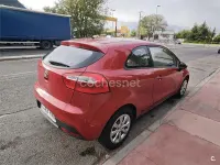 Usado Kia Rio 85 CV (62 kW) 2013 Rojo Berlina
