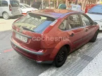 Usado Ford Focus Ghia 109 CV (80 kW) 2006 Granate Berlina