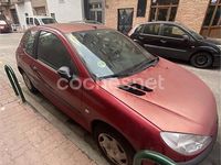 Usado Peugeot 206 75 CV (55 kW) 2001 Rojo Berlina