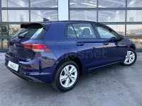 Usado VW Golf VIII 115 CV (84 kW) 2021 Azul Berlina