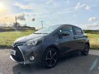 Usado Toyota Yaris Hybrid Advance 100 CV (73 kW) 2017 Gris / plata Berlina