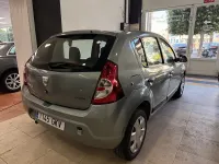 Usado Dacia Sandero Ambiance 75 CV (55 kW) 2009 Verde Utilitario