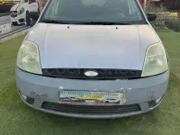 Usado Ford Fiesta Trend 68 CV (50 kW) 2004 Gris / plata Utilitario